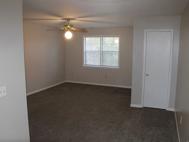 439 N Magnolia St — Photo 3