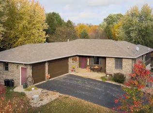 7713 N Winding Oak Ln, Stillman Valley, IL 61084
