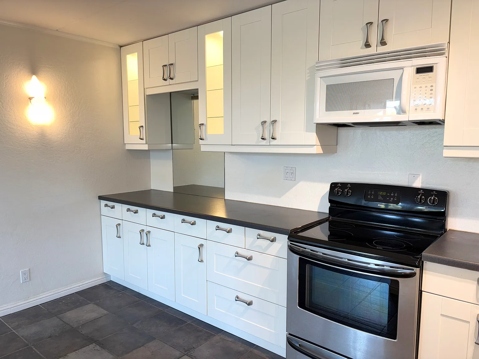 2 bed, 800 sqft, $3,149 — Photo 2