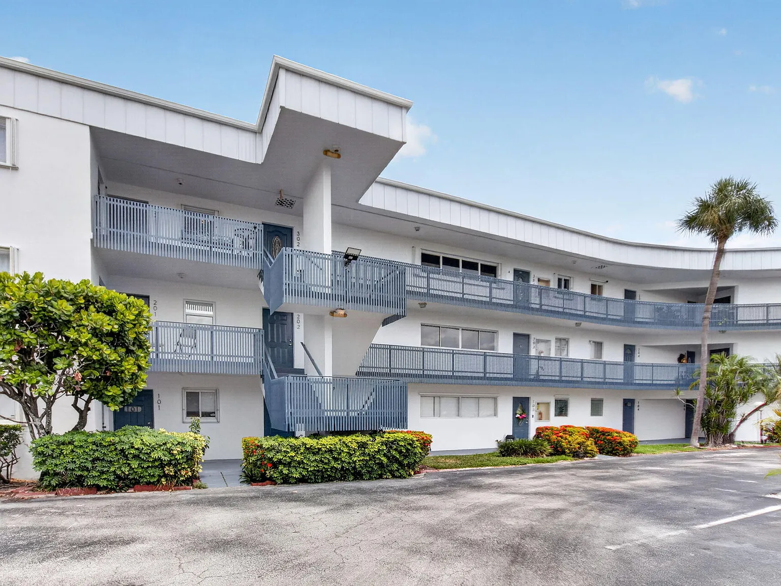 2 bed, 1.5 bath, 1189 sqft, $1,900 — Photo 3