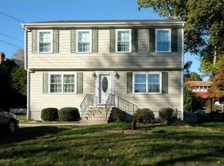 1 Wapping Dr, Bristol, RI 02809