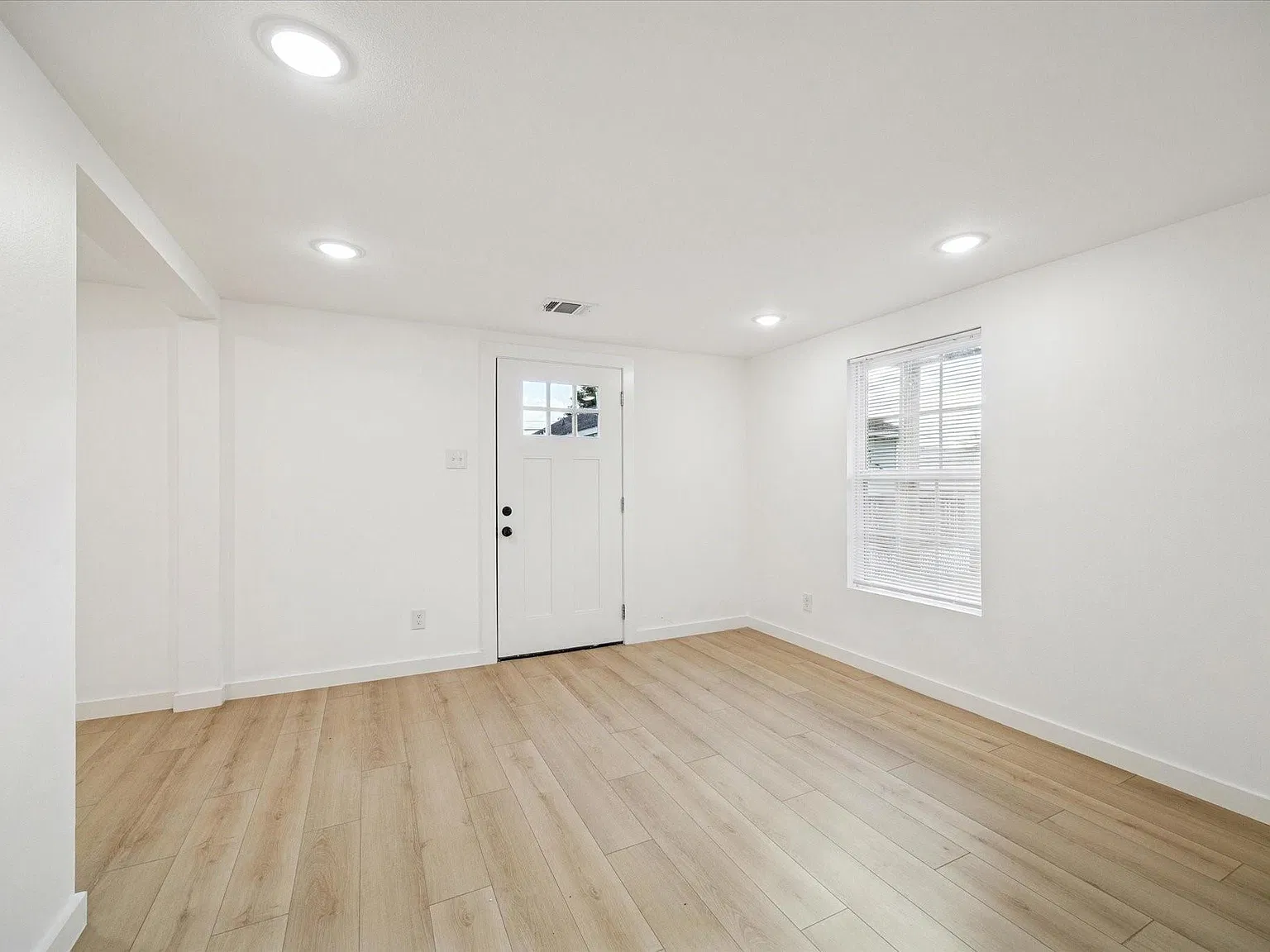 2 bed, 1.0 bath, 990 sqft, $1,300 — Photo 3