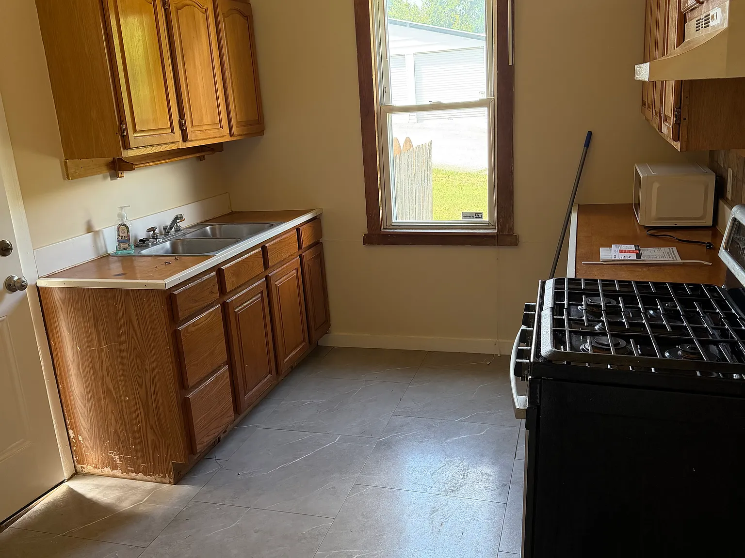 2 bed, 925 sqft, $1,600 — Photo 2