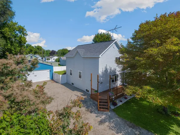 419 4th St, Oconto, WI 54153