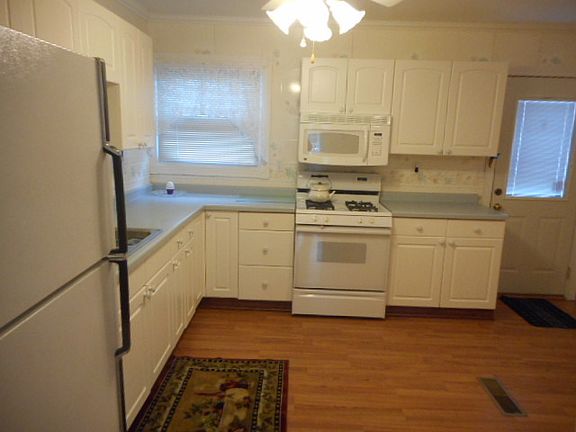 4th image of 153 Benton Ave