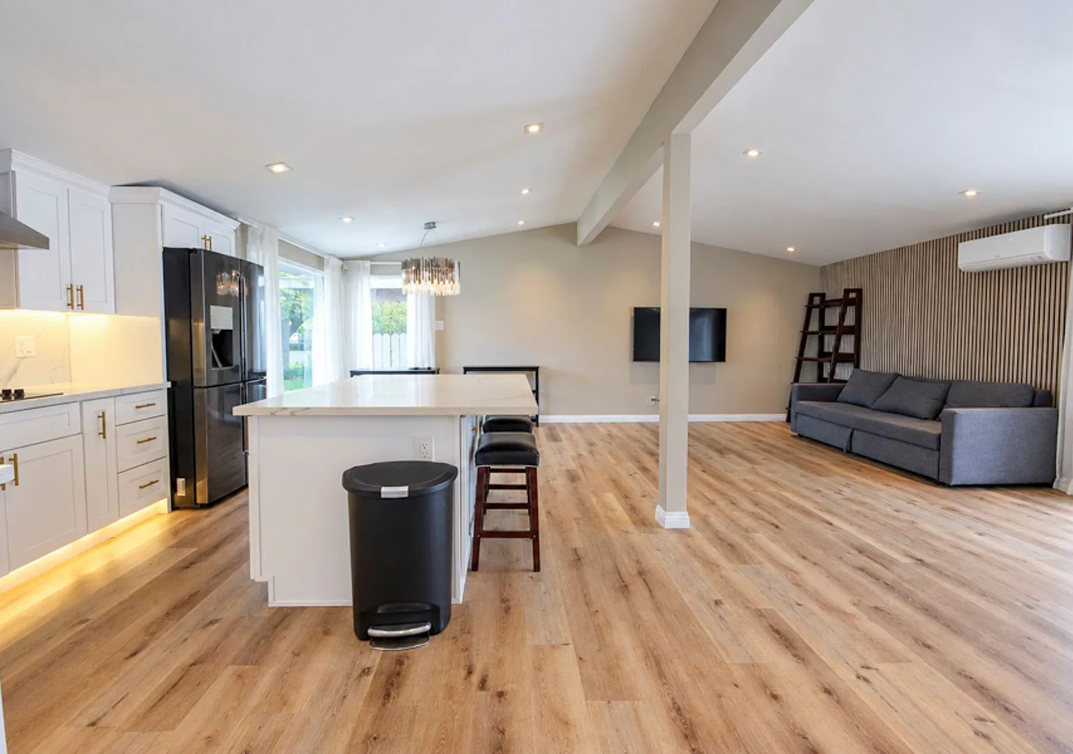 Prime Costa Mesa Location — Photo 1