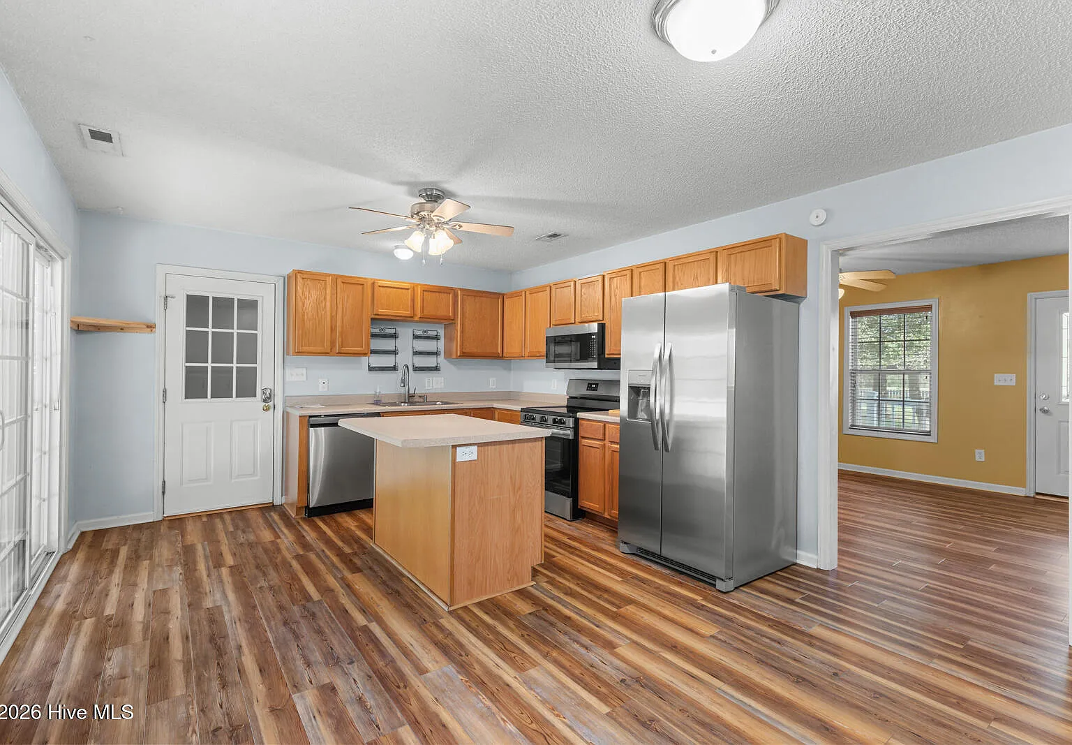 3 bed, 2.0 bath, 1200 sqft, $1,600 — Photo 4