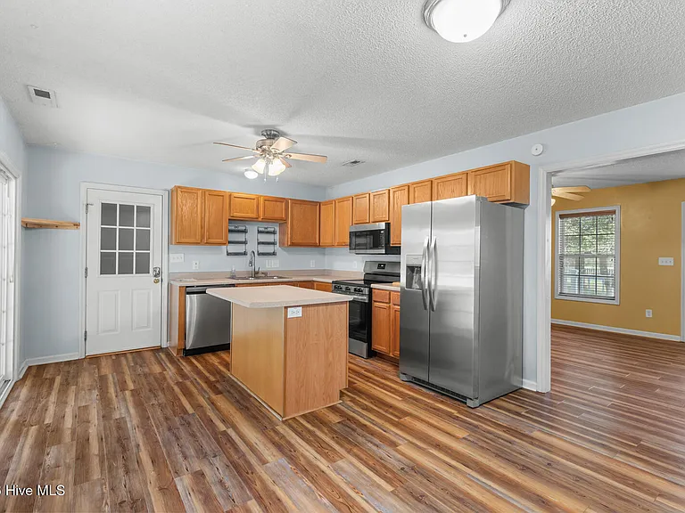 101 Barrington Ct — Photo 4