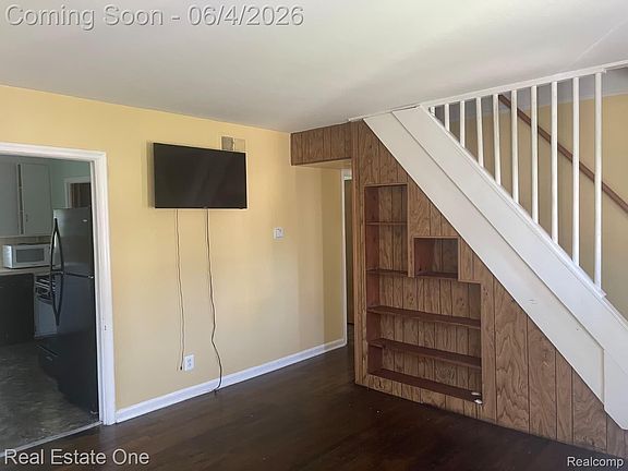 3rd image of 25963 Powers Ave