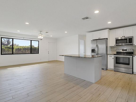 3rd image of 816 Juniper Dr
