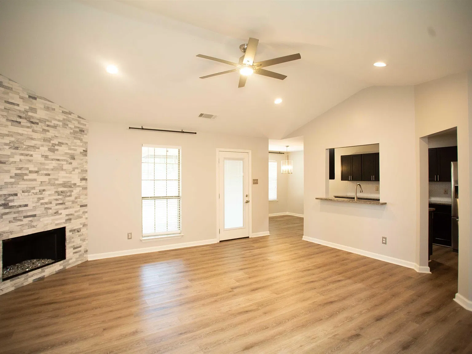 3 bed, 2.0 bath, 1330 sqft, $1,995 — Photo 4