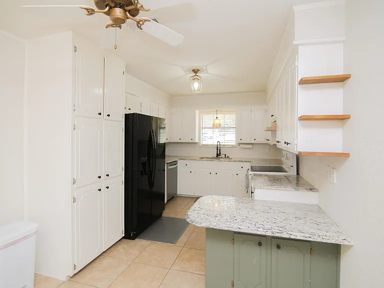 413 Woodway Ln — Photo 8
