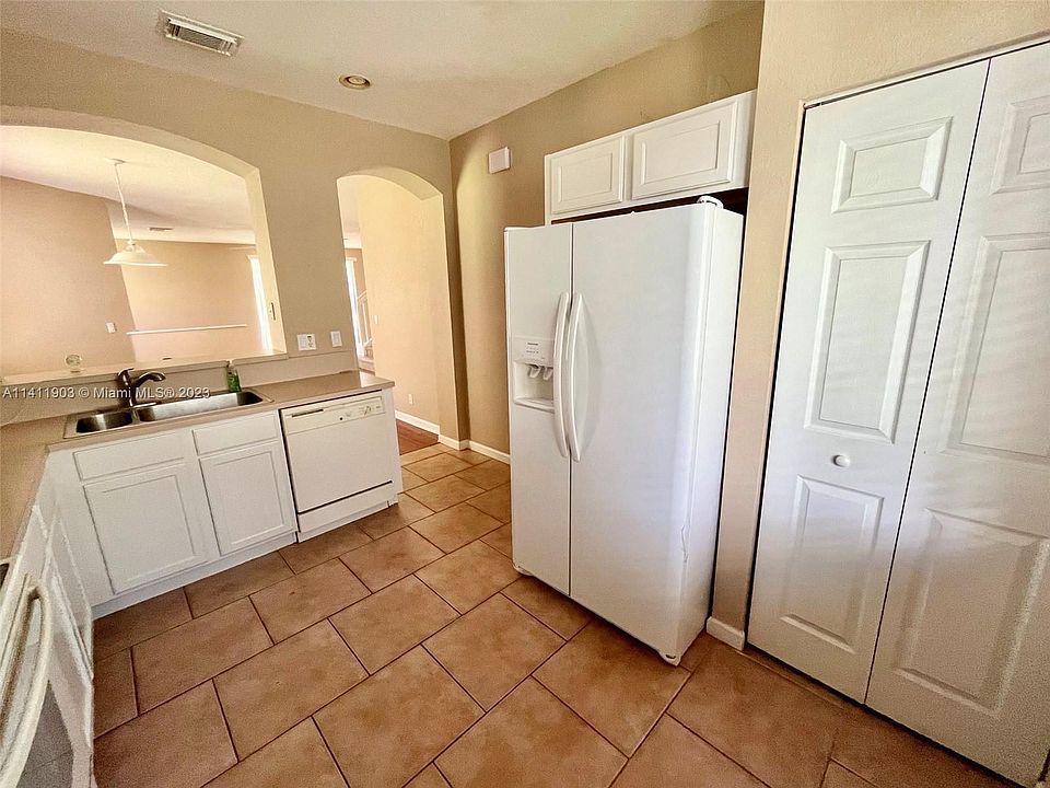 1st image of 3113 N Evergreen Cir