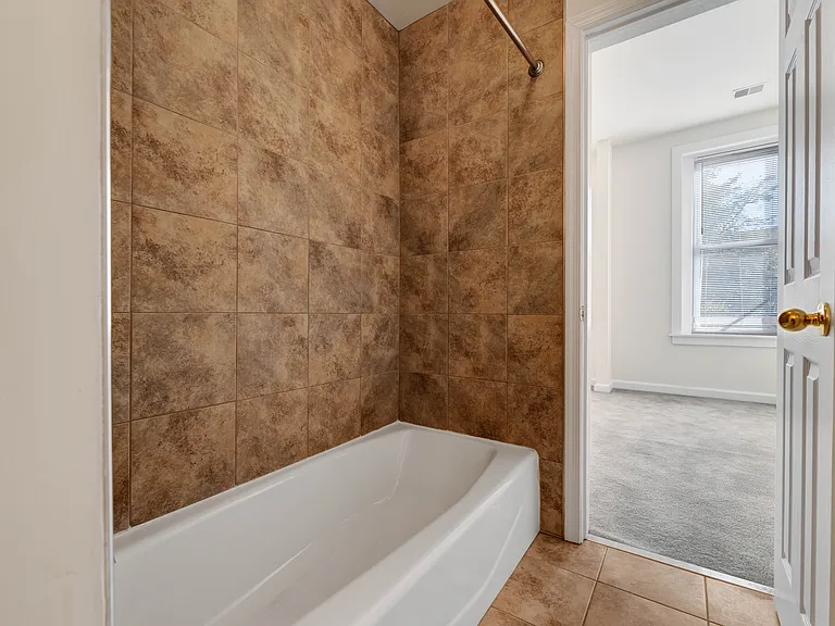 650 D St SE #1 — Photo 11