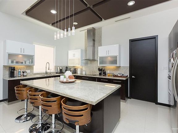 3rd image of 302 N Mockingbird Ave