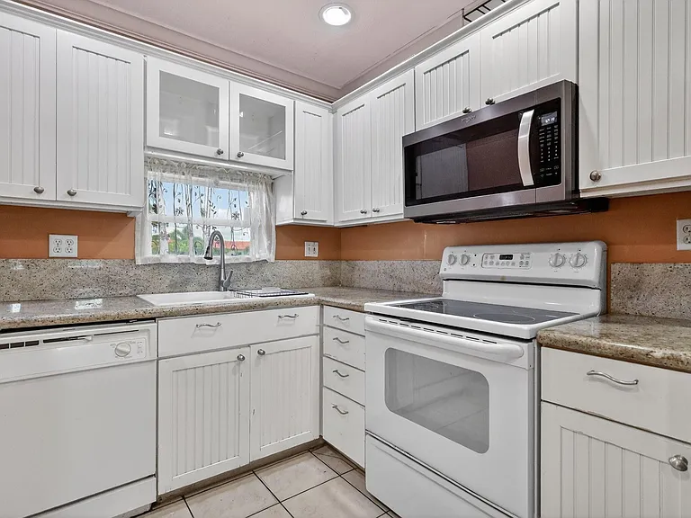 9410 N Hollybrook Lake Dr #303 — Photo 1