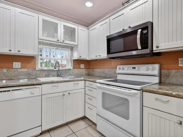 9410 N Hollybrook Lake Drive #303, Pembroke Pines, FL 33025