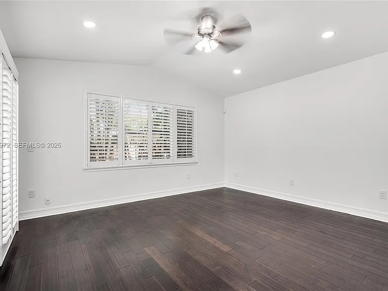 720 NE 17th Ter — Photo 18