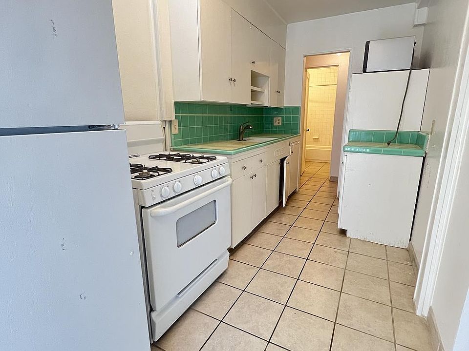 2nd image of 1126 W Redwood St #1126