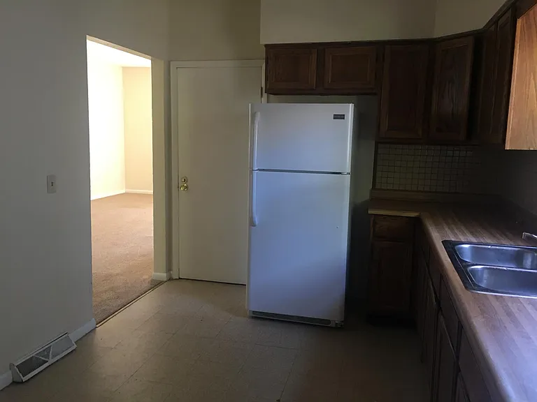 560 Grant St — Photo 8