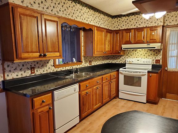 4th image of 572 Neal Dr