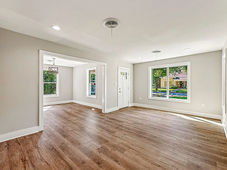 302 W Collins St — Photo 9