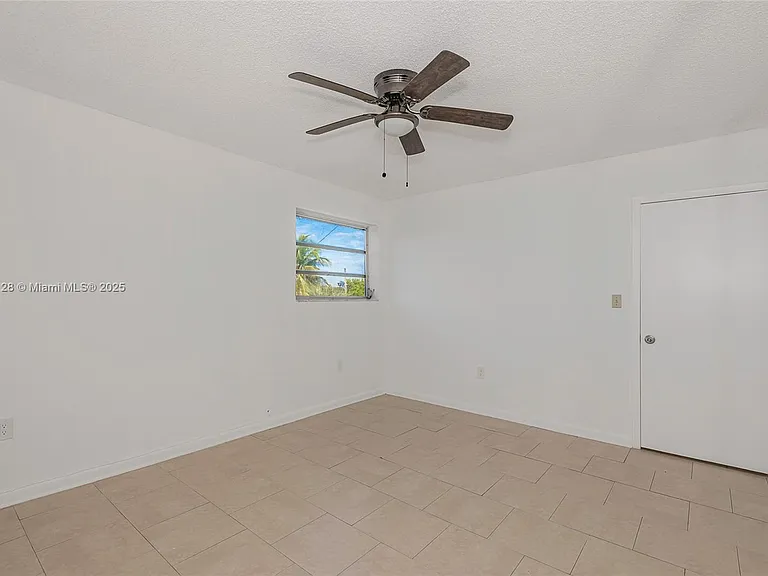 1975 NE 135th St #3B — Photo 7