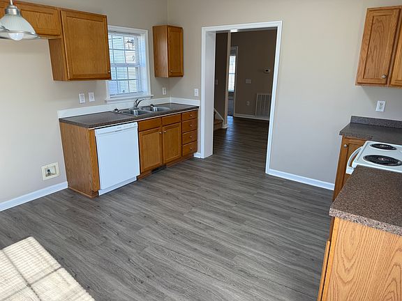 3rd image of 918 Faye St