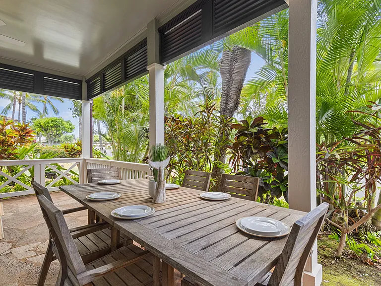 Covered Dining on Lanai