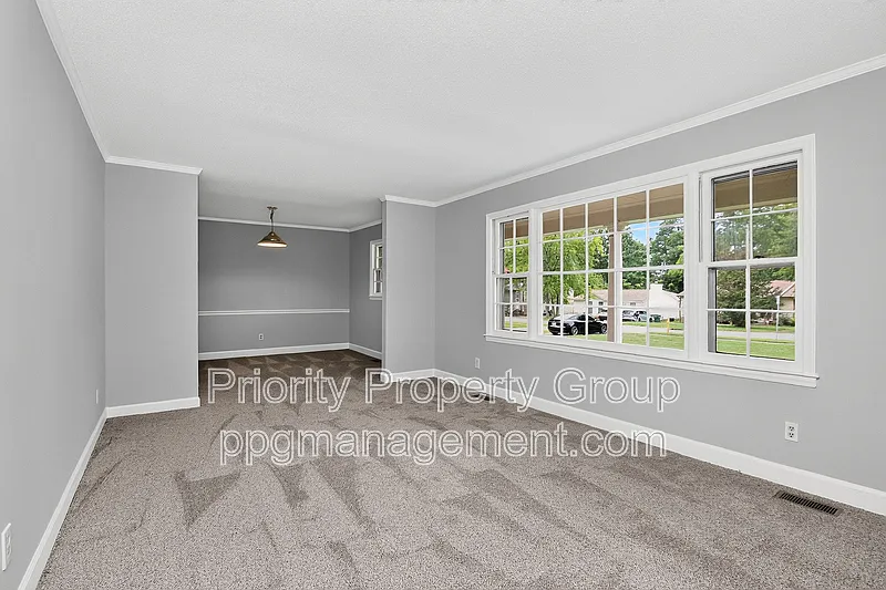 3 bed, 2.0 bath, 1953 sqft, $2,000 — Photo 2