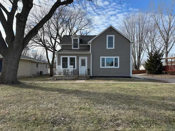 212 Arizona Ave NW, Orange City, IA 51041