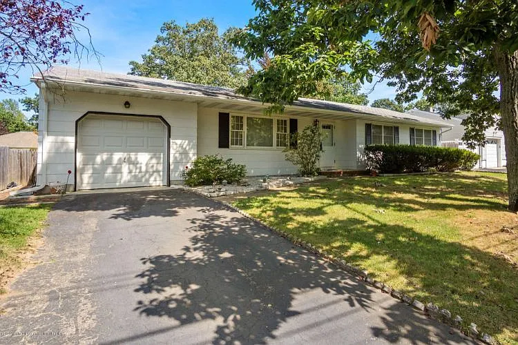385 Spruce Dr photo 1