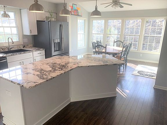 Updated Kitchen w/ Granite