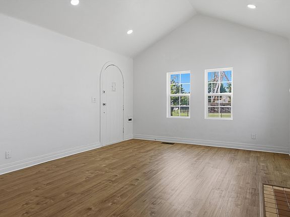 4th image of 831 NE 24th St #1