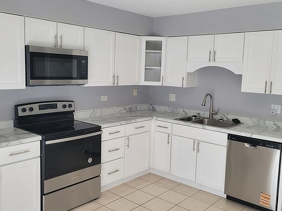 5th image of 410 Kensington Ct #410