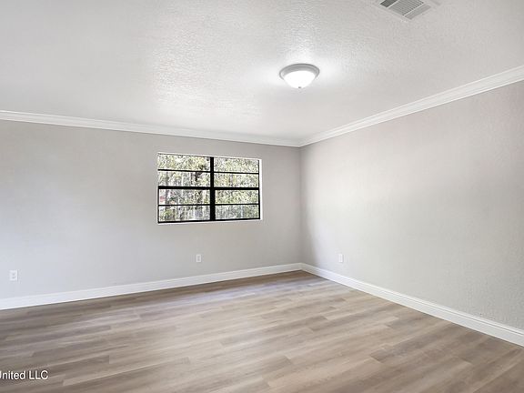 4th image of 2230 Woodside Dr