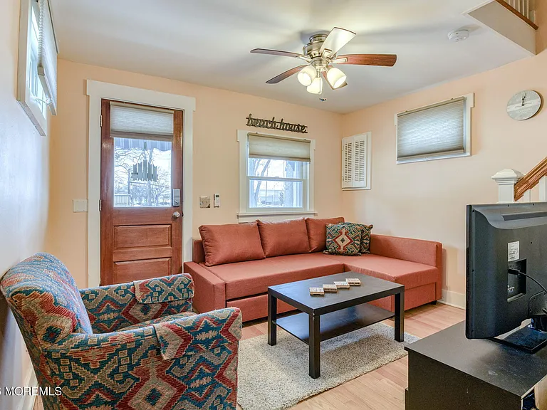 127 Lawrence Ave — Photo 4