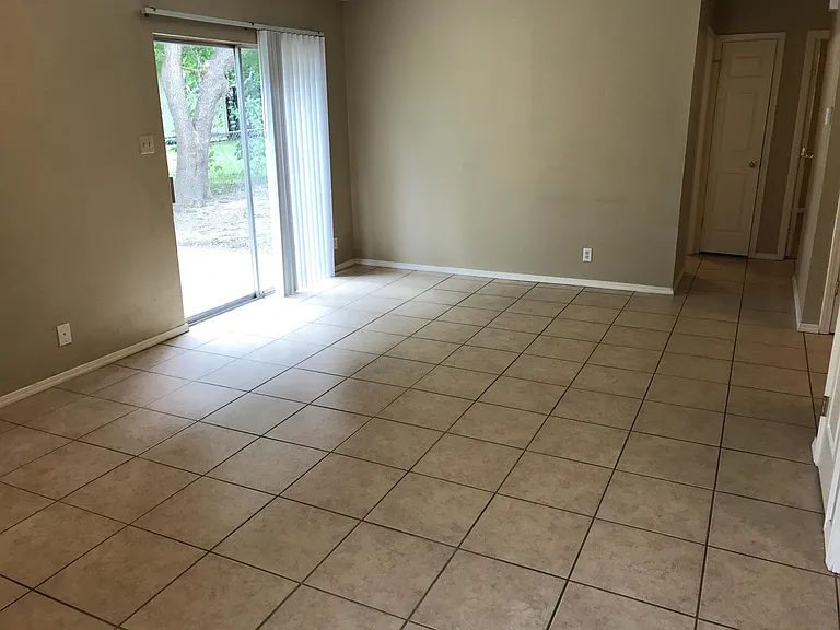 417 Live Oak St — Photo 2