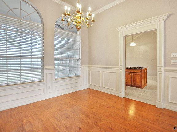 2nd image of 621 Whiteoak Ln