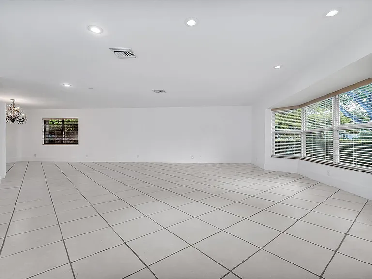 2427 Sea Island Dr — Photo 11