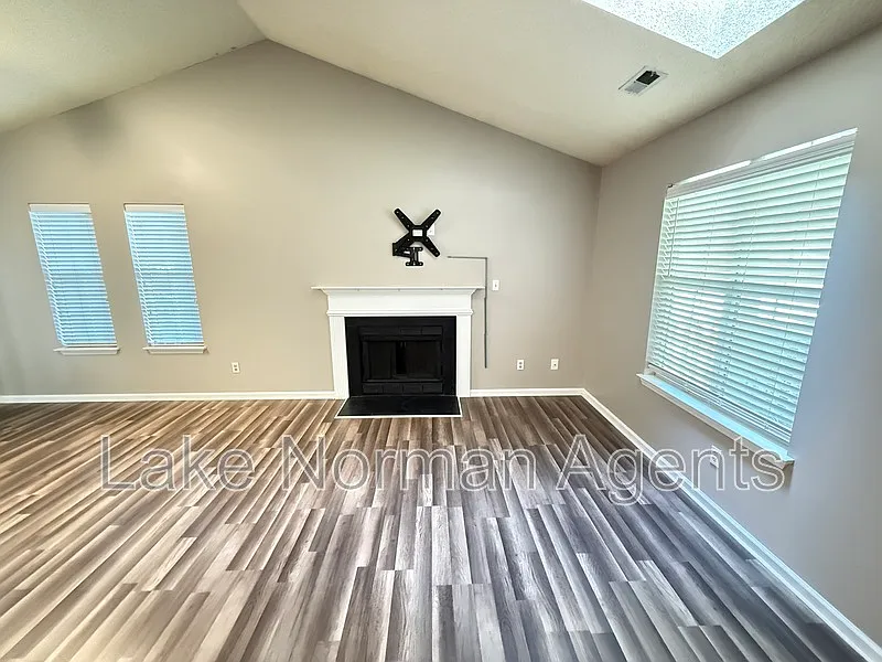 3 bed, 2.0 bath, 1024 sqft, $1,900 — Photo 3
