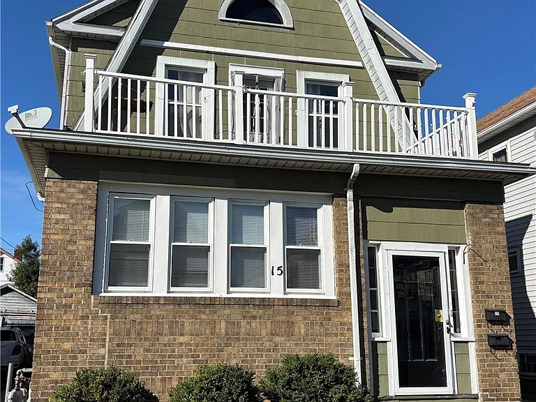 15 Stratford Rd — Photo 1