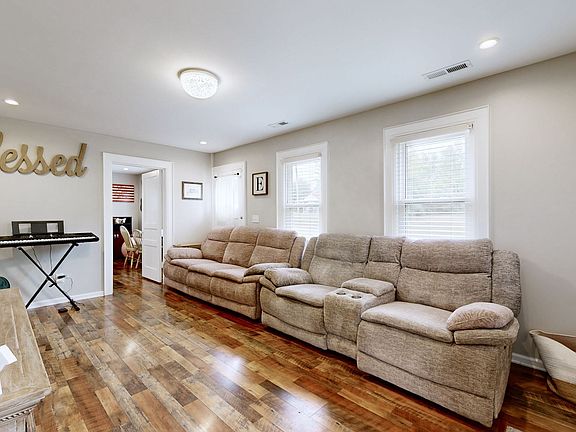 3rd image of 410 College St