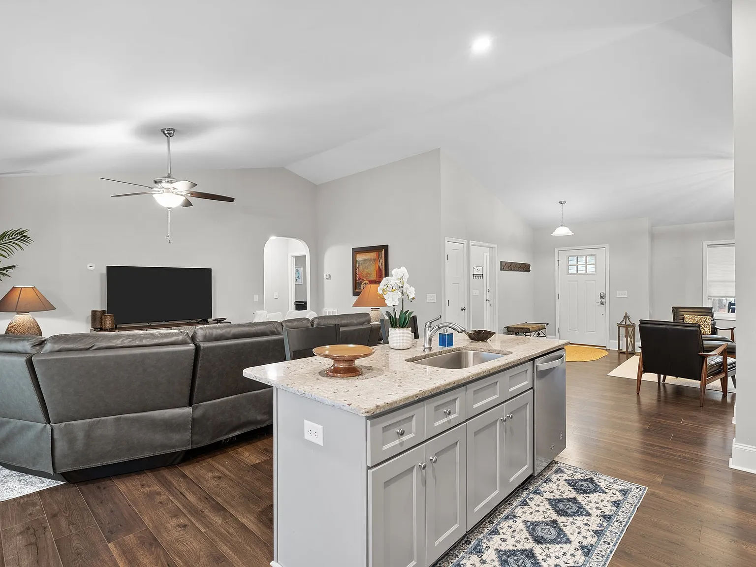 1325 Longleaf Dr E — Photo 3