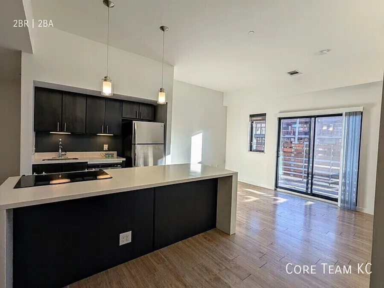 662 E 63rd St #103 — Photo 8