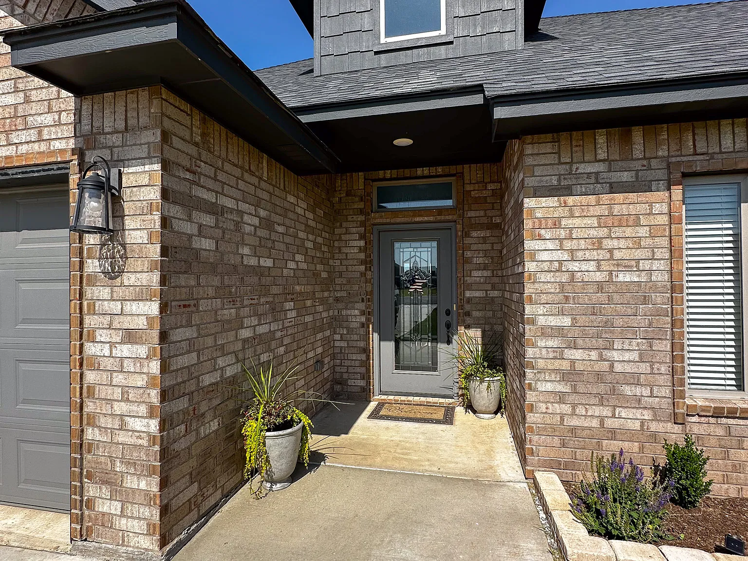 4 bed, 2400 sqft, $2,650 — Photo 2