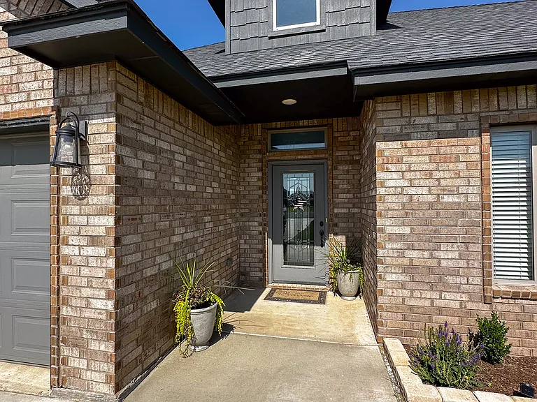 1035 Greenview Dr — Photo 2
