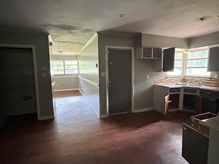 209 Morningside Dr — Photo 2