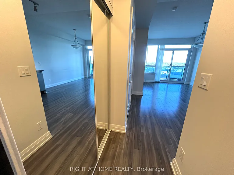 7165 Yonge St #705 — Photo 3