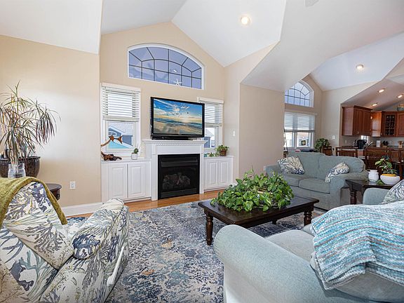 2nd image of 333 E 39th St #1